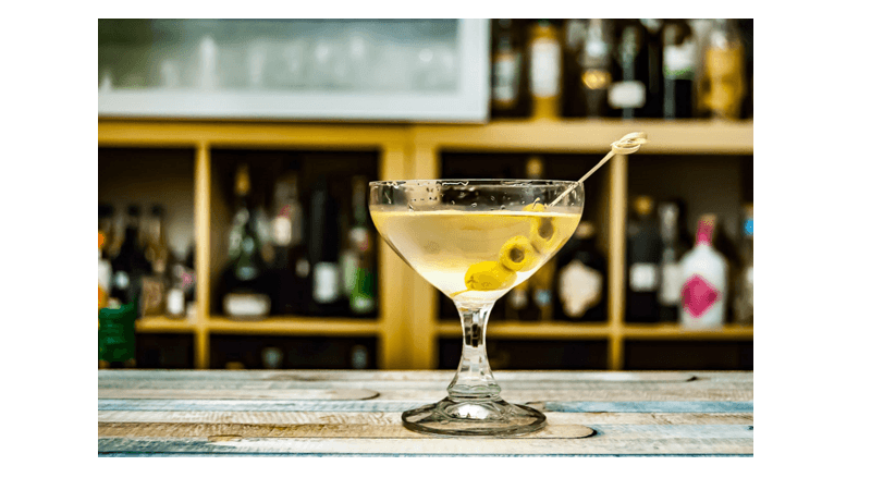 What do visitors eat and drink in Australian casinos?