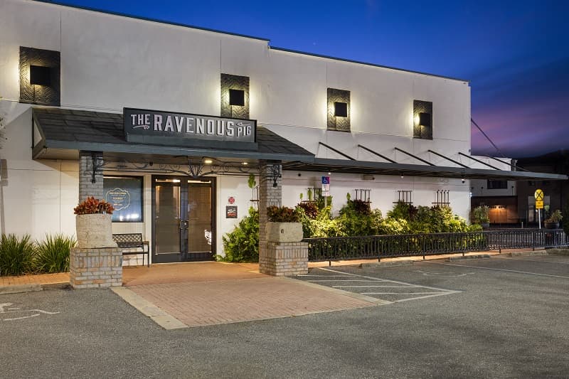ANNA WOODMAN INTERIOR DESIGN COMPLETES, REDESIGN OF RAVENOUS PIG