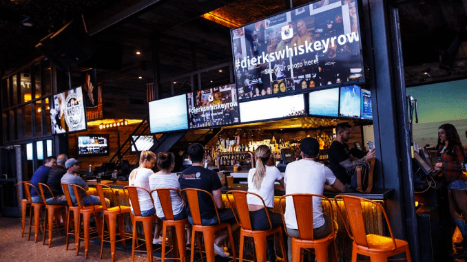 Digital Signage Enhances the Customer Experience at the bar