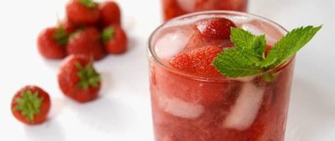 Skinny Strawberry Mojito Cocktail