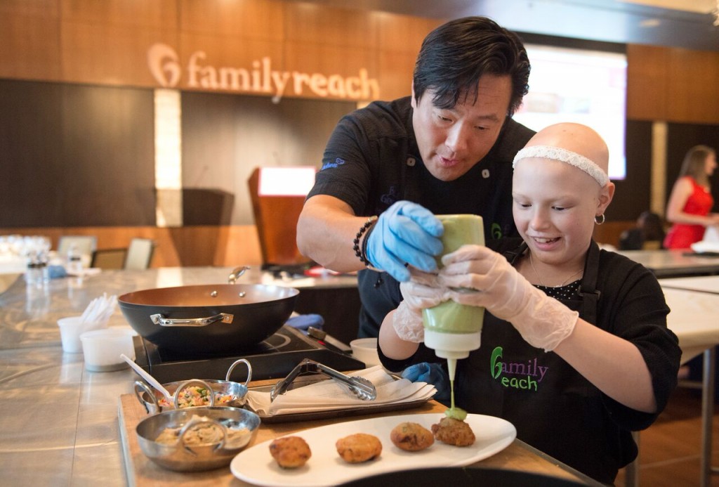 Patriots&#8217; Patrick Chung &#038; Chef Ming Tsai Cook for Cause