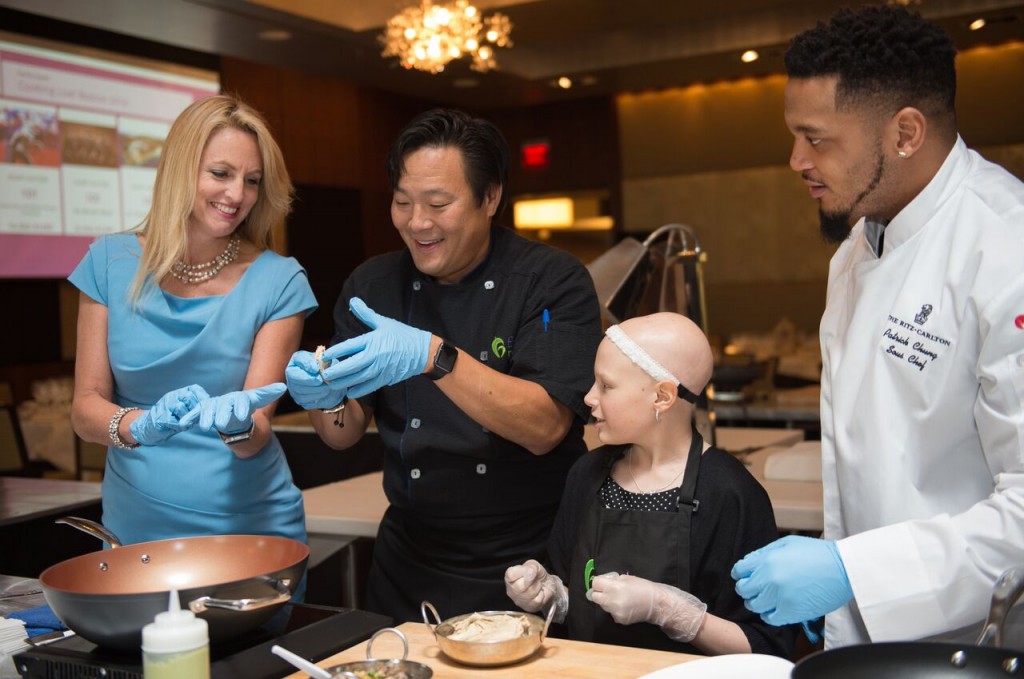 Patriots&#8217; Patrick Chung &#038; Chef Ming Tsai Cook for Cause