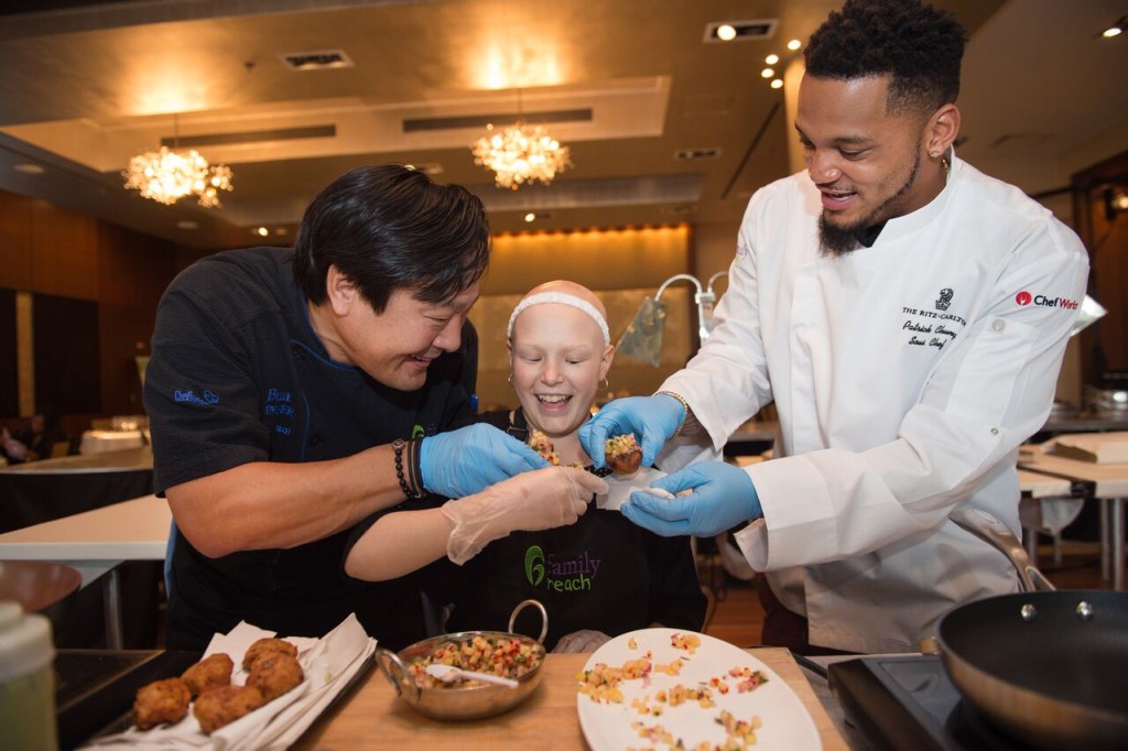 Patriots&#8217; Patrick Chung &#038; Chef Ming Tsai Cook for Cause