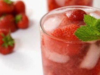 Skinny Strawberry Mojito Cocktail