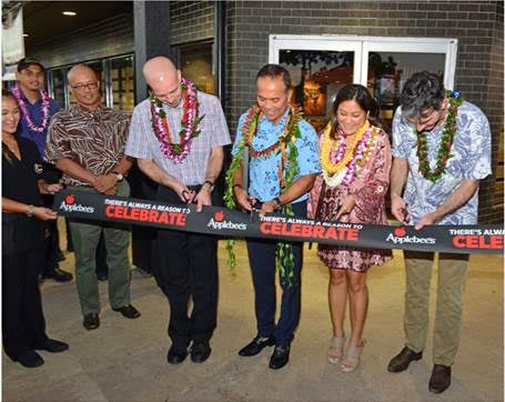 applebee-s-first-restaurant-in-hawaii-ribbon-cutting