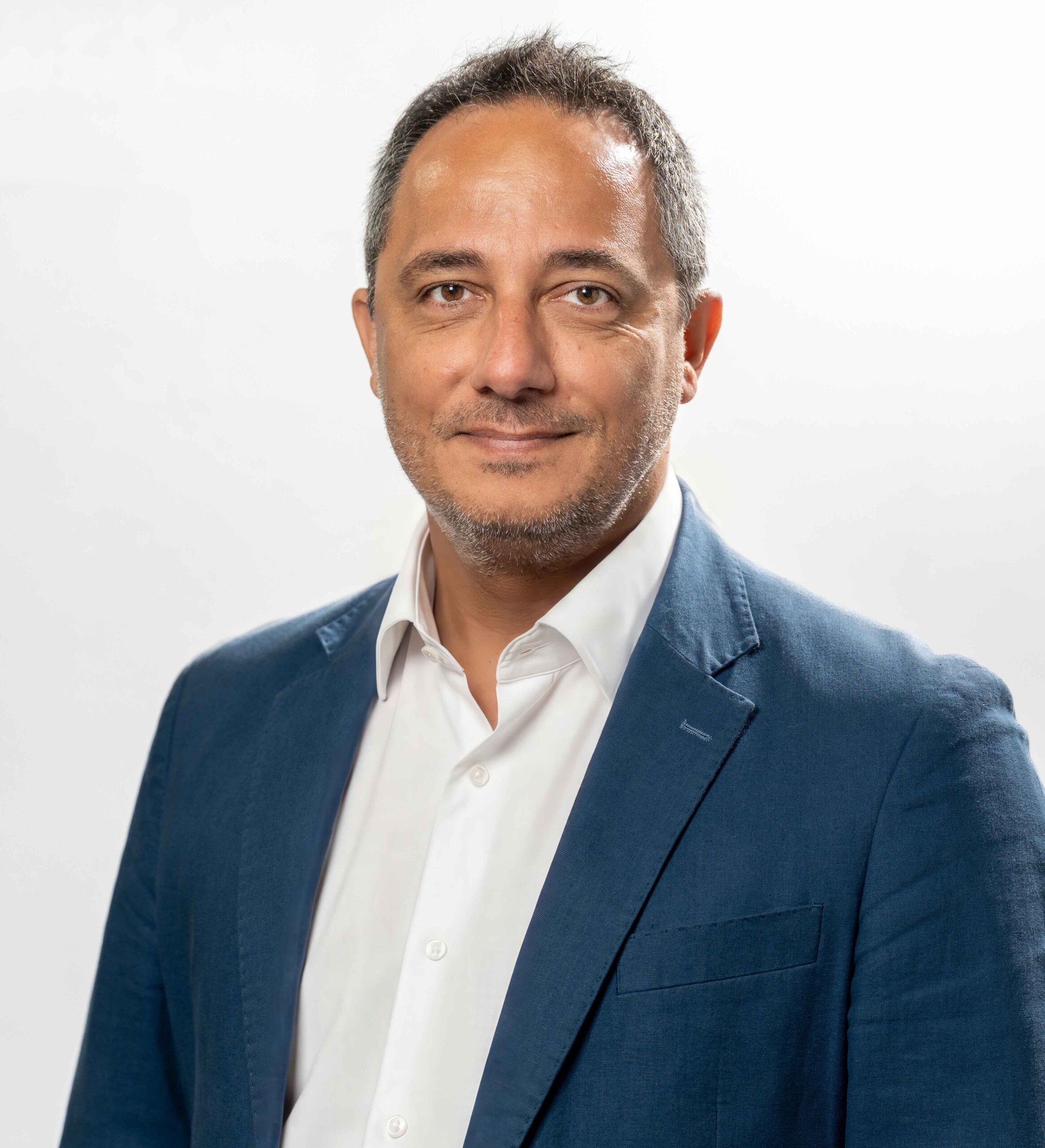 David Abi Headshot - WHITE Shirt CROP